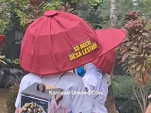 Viral Aksi Kocak Mahasiswa di Purwokerto Karnaval Pakai Topi Raksasa Anak SD