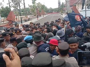 Video: Demo Hari Tani di Indramayu Ricuh, Massa-Polisi Saling Dorong