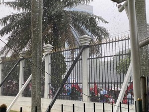 Hujan Deras, Massa Tetap Demo Hari Tani di Depan Gedung DPR