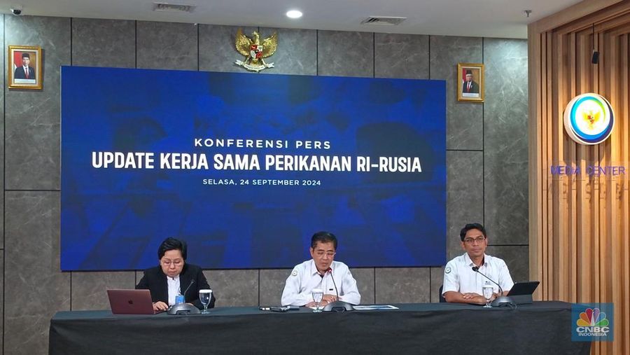 Dirjen PDSPKP KKP Budi Sulistyo dan Kepala Badan Pengendalian dan Pengawasan Mutu Hasil Kelautan dan Perikanan KKP Ishartini dalam Konferensi Pers di Kantor KKP, Jakarta, Selasa (24/9/2024). (CNBC Indonesia/Martyasari Rizky)