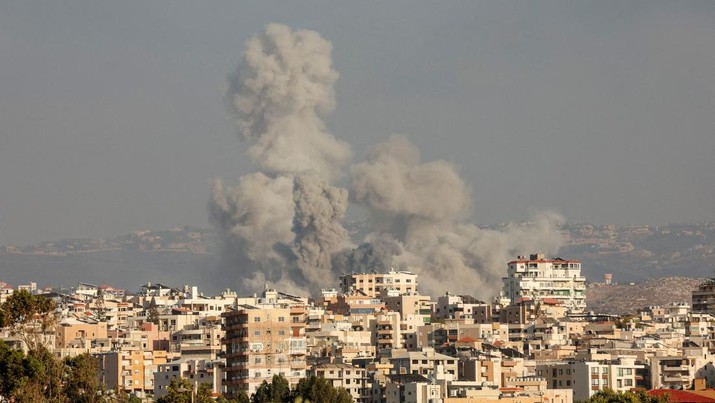 Smokes rise, amid ongoing cross-border hostilities between Hezbollah and Israeli forces, in Tyre, southern Lebanon September 23, 2024. REUTERS/Aziz Taher       TPX IMAGES OF THE DAY