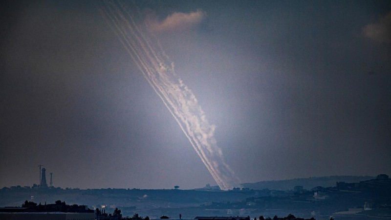 Israel’s Iron Dome missile defense system intercepts rockets fired from Lebanon, amid cross-border hostilities between Hezbollah and Israel, as seen from northern Israel, September 23, 2024. REUTERS/Jim Urquhart