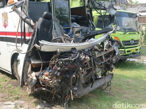 Kecelakaan Maut Bus Vs 2 Truk di Jalan Pantura Pati, 6 Orang Tewas