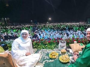 Khusyuk Selawat Habib Syech Bersama Khofifah dan Muslimat NU Jombang