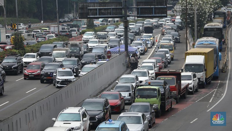 Lalulintas kendaraan tersendat saat aksi buruh dan petani menggelar aksi unjuk rasa di Gedung DPR RI pada Selasa (24/9/2024).  (CNBC Indonesia/Tri Susilo)