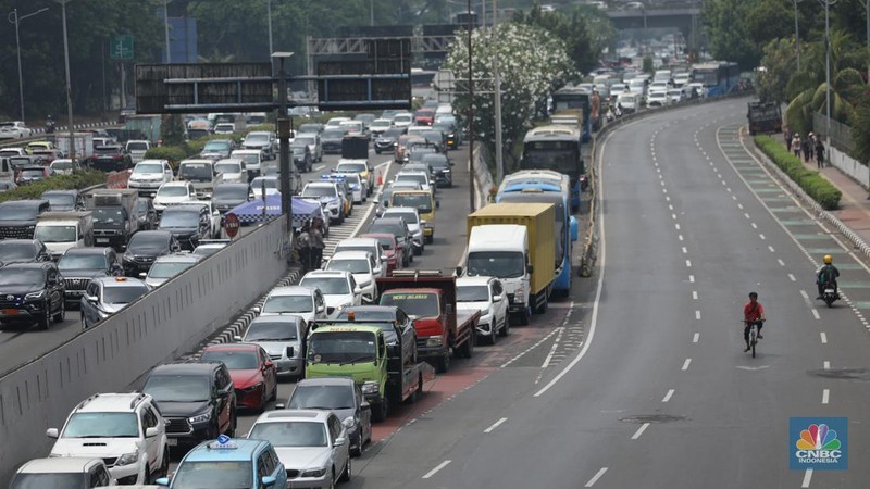 Lalulintas kendaraan tersendat saat aksi buruh dan petani menggelar aksi unjuk rasa di Gedung DPR RI pada Selasa (24/9/2024).  (CNBC Indonesia/Tri Susilo)