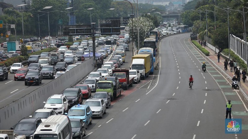 Lalulintas kendaraan tersendat saat aksi buruh dan petani menggelar aksi unjuk rasa di Gedung DPR RI pada Selasa (24/9/2024).  (CNBC Indonesia/Tri Susilo)