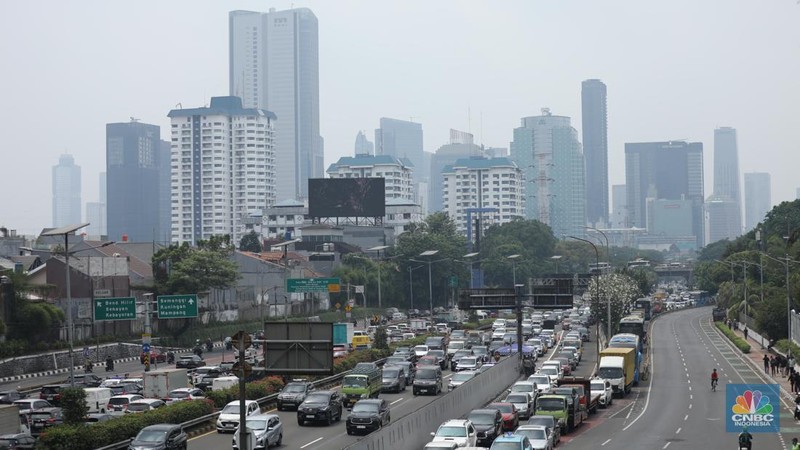 Lalulintas kendaraan tersendat saat aksi buruh dan petani menggelar aksi unjuk rasa di Gedung DPR RI pada Selasa (24/9/2024).  (CNBC Indonesia/Tri Susilo)