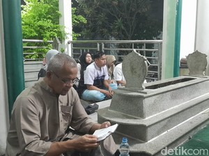 Makam Syekh Abdurrahman di Karawang Ramai Peziarah Tiap Malam Jumat