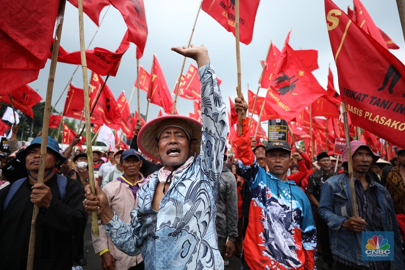 Massa aksi dari petani daerah menggelar aksi unjuk rasa di kementerian Agraria dan Tata Ruang/Badan Pertanahan Nasional (ATR/BPN), Selasa (24/9/2024). Unjuk rasa ini dalam rangka memperingati Hari Tani Nasional. (CNBC Indonesia/Tri Susilo)
