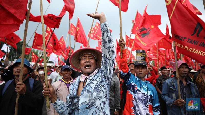 Massa aksi dari petani daerah menggelar aksi unjuk rasa di kementerian Agraria dan Tata Ruang/Badan Pertanahan Nasional (ATR/BPN), Selasa (24/9/2024). Unjuk rasa ini dalam rangka memperingati Hari Tani Nasional. (CNBC Indonesia/Tri Susilo)