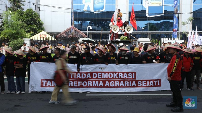 Massa aksi dari petani daerah menggelar aksi unjuk rasa di kementerian Agraria dan Tata Ruang/Badan Pertanahan Nasional (ATR/BPN), Selasa (24/9/2024). Unjuk rasa ini dalam rangka memperingati Hari Tani Nasional. (CNBC Indonesia/Tri Susilo)