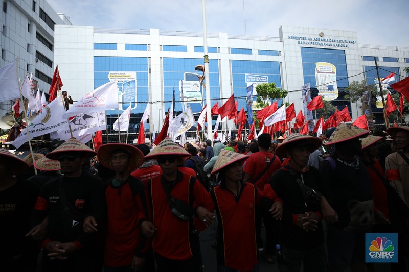 Massa aksi dari petani daerah menggelar aksi unjuk rasa di kementerian Agraria dan Tata Ruang/Badan Pertanahan Nasional (ATR/BPN), Selasa (24/9/2024). Unjuk rasa ini dalam rangka memperingati Hari Tani Nasional. (CNBC Indonesia/Tri Susilo)