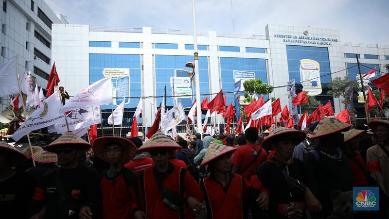 Massa aksi dari petani daerah menggelar aksi unjuk rasa di kementerian Agraria dan Tata Ruang/Badan Pertanahan Nasional (ATR/BPN), Selasa (24/9/2024). Unjuk rasa ini dalam rangka memperingati Hari Tani Nasional. (CNBC Indonesia/Tri Susilo)