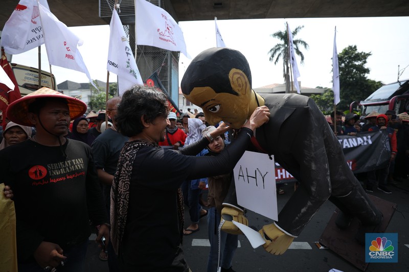 Massa aksi dari petani daerah menggelar aksi unjuk rasa di kementerian Agraria dan Tata Ruang/Badan Pertanahan Nasional (ATR/BPN), Selasa (24/9/2024). Unjuk rasa ini dalam rangka memperingati Hari Tani Nasional. (CNBC Indonesia/Tri Susilo)