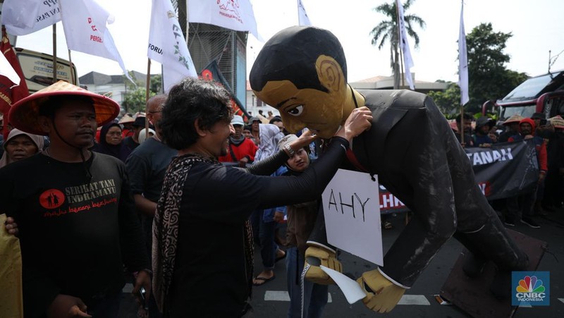 Massa aksi dari petani daerah menggelar aksi unjuk rasa di kementerian Agraria dan Tata Ruang/Badan Pertanahan Nasional (ATR/BPN), Selasa (24/9/2024). Unjuk rasa ini dalam rangka memperingati Hari Tani Nasional. (CNBC Indonesia/Tri Susilo)