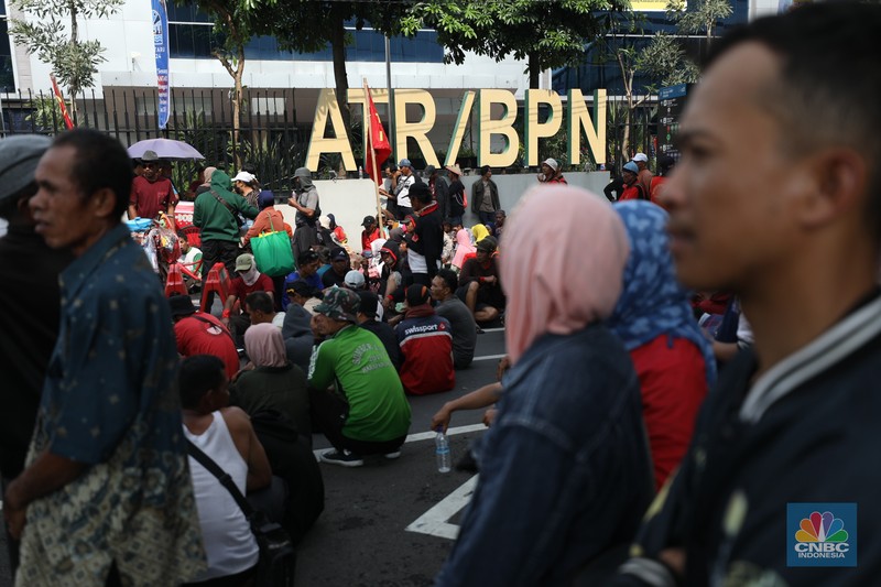 Massa aksi dari petani daerah menggelar aksi unjuk rasa di kementerian Agraria dan Tata Ruang/Badan Pertanahan Nasional (ATR/BPN), Selasa (24/9/2024). Unjuk rasa ini dalam rangka memperingati Hari Tani Nasional. Massa aksi dari petani daerah menggelar aksi unjuk rasa di kementerian Agraria dan Tata Ruang/Badan Pertanahan Nasional (ATR/BPN), Selasa (24/9/2024). Unjuk rasa ini dalam rangka memperingati Hari Tani Nasional. (CNBC Indonesia/Tri Susilo)