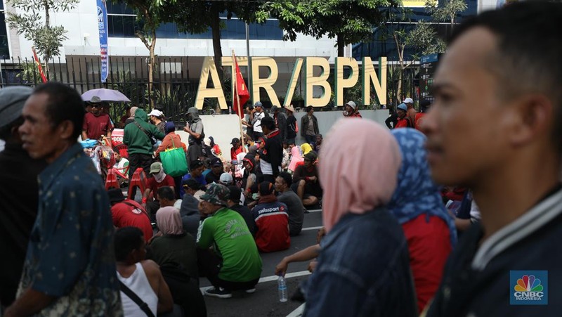 Massa aksi dari petani daerah menggelar aksi unjuk rasa di kementerian Agraria dan Tata Ruang/Badan Pertanahan Nasional (ATR/BPN), Selasa (24/9/2024). Unjuk rasa ini dalam rangka memperingati Hari Tani Nasional. (CNBC Indonesia/Tri Susilo)