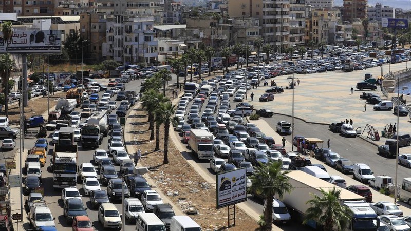 Mobil-mobil terjebak di tengah kemacetan saat mereka melarikan diri dari desa-desa selatan di tengah serangan udara Israel yang sedang berlangsung, di Sidon, Lebanon, Senin, 23 September 2024. (AP Photo/Mohammed Zaatari)