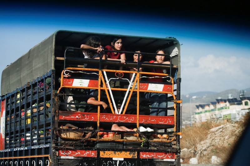 Mobil-mobil terjebak di tengah kemacetan saat mereka melarikan diri dari desa-desa selatan di tengah serangan udara Israel yang sedang berlangsung, di Sidon, Lebanon, Senin, 23 September 2024. (AP Photo/Mohammed Zaatari)