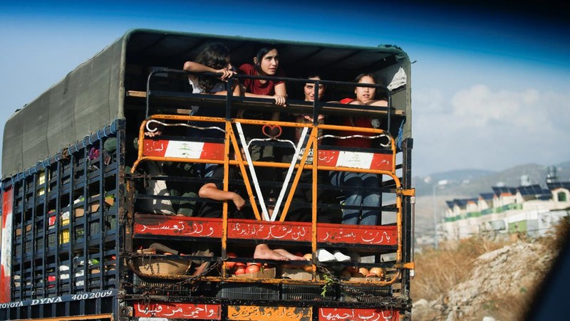 Mobil-mobil terjebak di tengah kemacetan saat mereka melarikan diri dari desa-desa selatan di tengah serangan udara Israel yang sedang berlangsung, di Sidon, Lebanon, Senin, 23 September 2024. (AP Photo/Mohammed Zaatari)