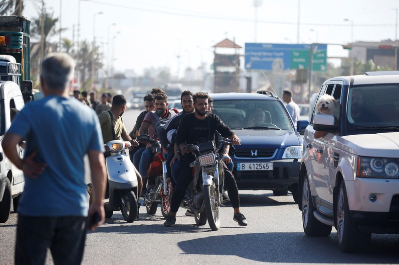 Mobil-mobil terjebak di tengah kemacetan saat mereka melarikan diri dari desa-desa selatan di tengah serangan udara Israel yang sedang berlangsung, di Sidon, Lebanon, Senin, 23 September 2024. Mobil-mobil terjebak di tengah kemacetan saat mereka melarikan diri dari desa-desa selatan di tengah serangan udara Israel yang sedang berlangsung, di Sidon, Lebanon, Senin, 23 September 2024. (AP Photo/Mohammed Zaatari)