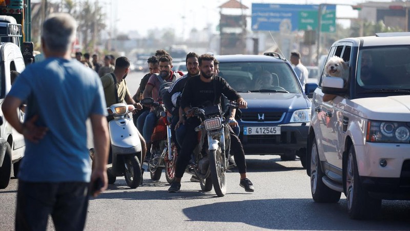 Mobil-mobil terjebak di tengah kemacetan saat mereka melarikan diri dari desa-desa selatan di tengah serangan udara Israel yang sedang berlangsung, di Sidon, Lebanon, Senin, 23 September 2024. (AP Photo/Mohammed Zaatari)