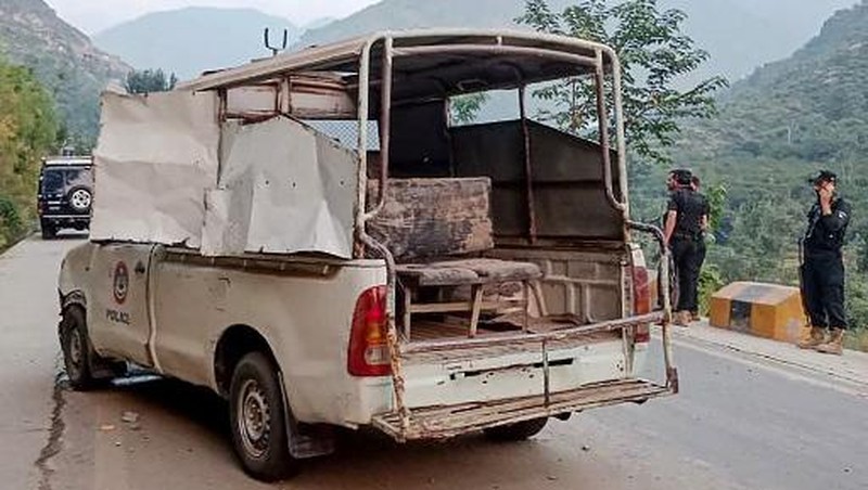 Security personnel examine the site of a bomb explosion, at Malam Jabba in the Swat district of Khyber Pakhtunkhwa province on September 22, 2024. A Pakistan policeman was killed and three others injured after a roadside bomb hit a convoy of foreign diplomats in the northwest, police said on September 22. (Photo by Mehboob UL HAQ / AFP)