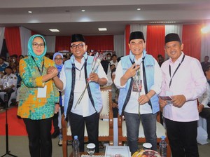 Beri Mawar ke Andra Soni-Dimyati, Airin Sampaikan Pesan Persahabatan