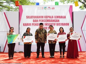 Mas Dhito Salurkan Insentif Bisyaroh ke 9.000 Guru Keagamaan di 2024