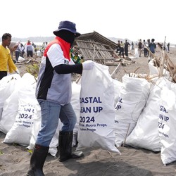 PTK & PIS Sukses Kumpulkan 28 Ton Sampah di Pantai Trisik Yogyakarta