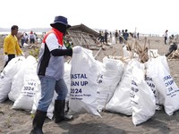 PTK & PIS Sukses Kumpulkan 28 Ton Sampah di Pantai Trisik Yogyakarta