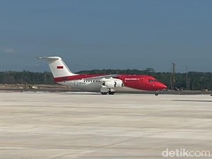 Lancar! Pesawat Kepresidenan Ditumpangi Jokowi Mendarat Perdana di IKN