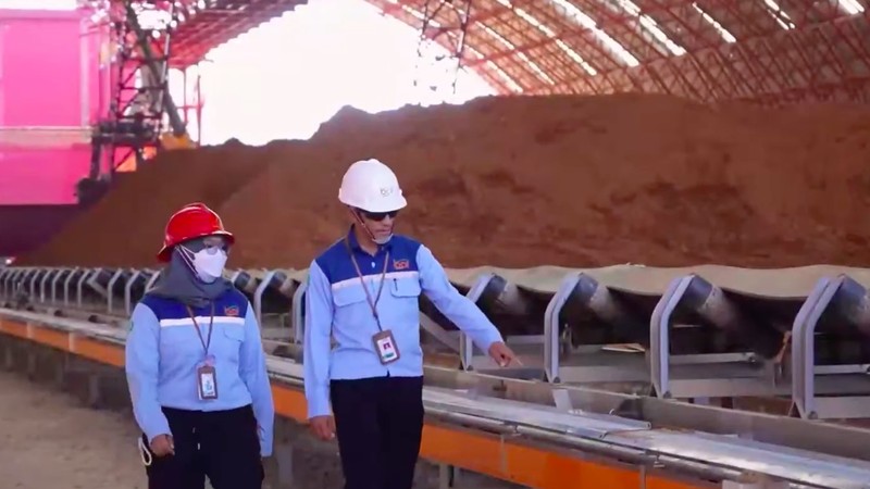 Presiden Joko Widodo (Jokowi) telah meresmikan injeksi bauksit perdana untuk proyek Smelter Grade Alumina Refinery (SGAR) Fase 1 PT Borneo Alumina Indonesia (BAI) yang berlokasi di Kabupaten Mempawah, Kalimantan Barat pada Selasa (24/09/2024). (Tangkapan Layar Youtube Sekretariat Presiden)