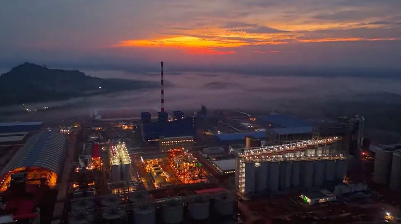 Presiden Joko Widodo (Jokowi) telah meresmikan injeksi bauksit perdana untuk proyek Smelter Grade Alumina Refinery (SGAR) Fase 1 PT Borneo Alumina Indonesia (BAI) yang berlokasi di Kabupaten Mempawah, Kalimantan Barat pada Selasa (24/09/2024). Presiden Joko Widodo (Jokowi) telah meresmikan injeksi bauksit perdana untuk proyek Smelter Grade Alumina Refinery (SGAR) Fase 1 PT Borneo Alumina Indonesia (BAI) yang berlokasi di Kabupaten Mempawah, Kalimantan Barat pada Selasa (24/09/2024). (Tangkapan Layar Youtube Sekretariat Presiden)