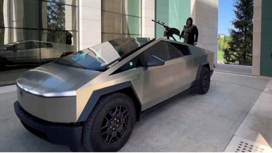 Ramzan Kadyrov berpose dengan truk Tesla Cybertruck miliknya. (Telegram)