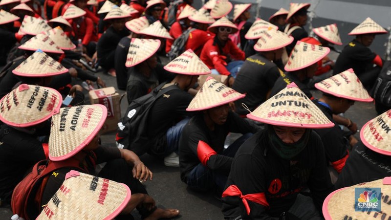 Ratusan buruh dan petani menggelar aksi unjuk rasa di Gedung DPR RI pada Selasa (24/9/2024). Unjuk rasa ini dalam rangka memperingati Hari Tani Nasional. (CNBC Indonesia/Tri Susilo)