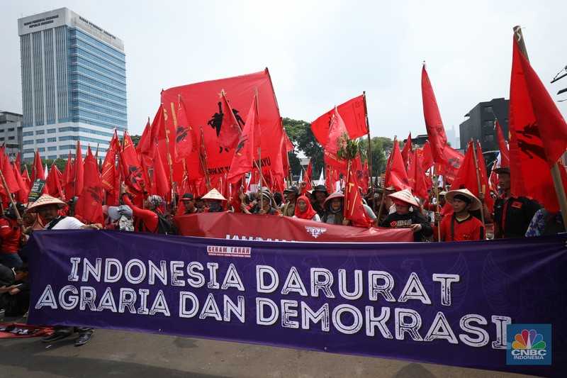Ratusan buruh dan petani menggelar aksi unjuk rasa di Gedung DPR RI pada Selasa (24/9/2024). Unjuk rasa ini dalam rangka memperingati Hari Tani Nasional. (CNBC Indonesia/Tri Susilo)
