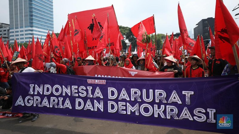 Ratusan buruh dan petani menggelar aksi unjuk rasa di Gedung DPR RI pada Selasa (24/9/2024). Unjuk rasa ini dalam rangka memperingati Hari Tani Nasional. (CNBC Indonesia/Tri Susilo)