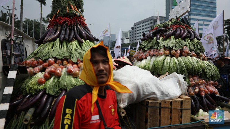 Ratusan buruh dan petani menggelar aksi unjuk rasa di Gedung DPR RI pada Selasa (24/9/2024). Unjuk rasa ini dalam rangka memperingati Hari Tani Nasional. (CNBC Indonesia/Tri Susilo)