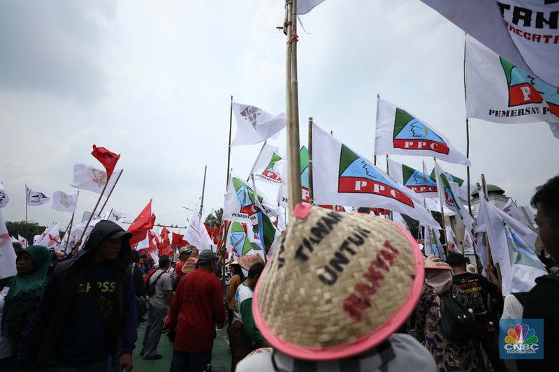 Ratusan buruh dan petani menggelar aksi unjuk rasa di Gedung DPR RI pada Selasa (24/9/2024). Unjuk rasa ini dalam rangka memperingati Hari Tani Nasional. (CNBC Indonesia/Tri Susilo)