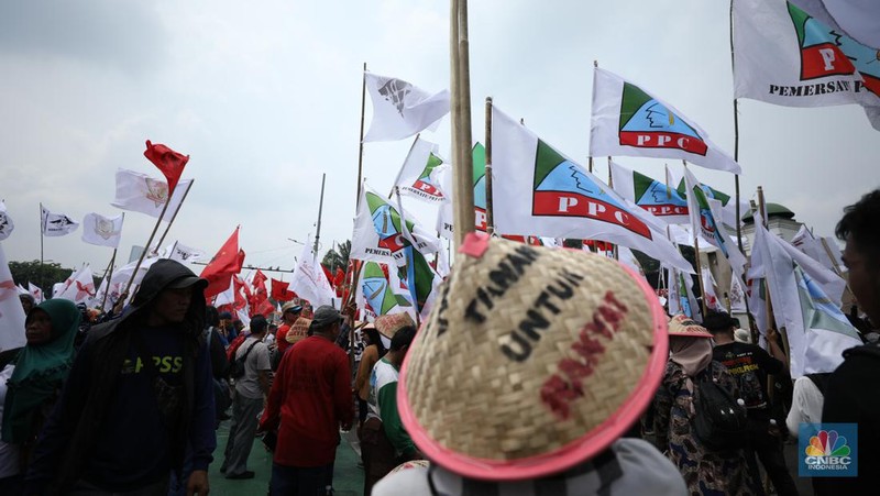 Ratusan buruh dan petani menggelar aksi unjuk rasa di Gedung DPR RI pada Selasa (24/9/2024). Unjuk rasa ini dalam rangka memperingati Hari Tani Nasional. (CNBC Indonesia/Tri Susilo)