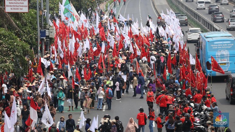 Lalulintas kendaraan tersendat saat aksi buruh dan petani menggelar aksi unjuk rasa di Gedung DPR RI pada Selasa (24/9/2024).  (CNBC Indonesia/Tri Susilo)