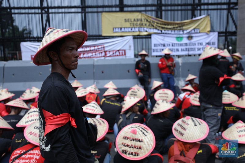 Ratusan buruh dan petani menggelar aksi unjuk rasa di Gedung DPR RI pada Selasa (24/9/2024). Unjuk rasa ini dalam rangka memperingati Hari Tani Nasional. (CNBC Indonesia/Tri Susilo) Ratusan buruh dan petani menggelar aksi unjuk rasa di Gedung DPR RI pada Selasa (24/9/2024). Unjuk rasa ini dalam rangka memperingati Hari Tani Nasional. (CNBC Indonesia/Tri Susilo)