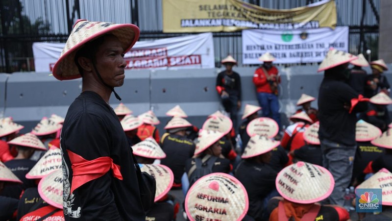 Ratusan buruh dan petani menggelar aksi unjuk rasa di Gedung DPR RI pada Selasa (24/9/2024). Unjuk rasa ini dalam rangka memperingati Hari Tani Nasional. (CNBC Indonesia/Tri Susilo)