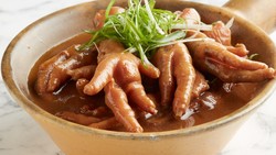 Tak Gengsi, Aktor Hong Kong Kini Jualan Ceker Ayam