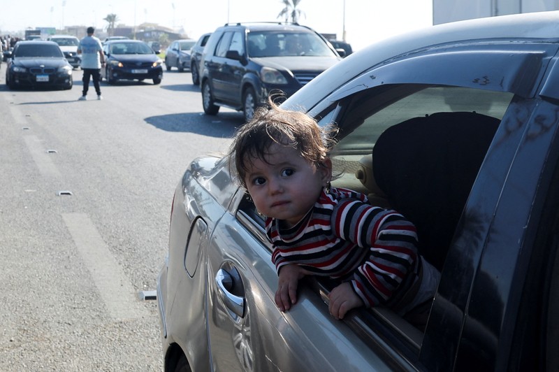 Mobil-mobil terjebak di tengah kemacetan saat mereka melarikan diri dari desa-desa selatan di tengah serangan udara Israel yang sedang berlangsung, di Sidon, Lebanon, Senin, 23 September 2024. Mobil-mobil terjebak di tengah kemacetan saat mereka melarikan diri dari desa-desa selatan di tengah serangan udara Israel yang sedang berlangsung, di Sidon, Lebanon, Senin, 23 September 2024. (AP Photo/Mohammed Zaatari)