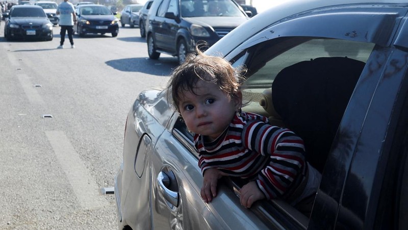 Mobil-mobil terjebak di tengah kemacetan saat mereka melarikan diri dari desa-desa selatan di tengah serangan udara Israel yang sedang berlangsung, di Sidon, Lebanon, Senin, 23 September 2024. (AP Photo/Mohammed Zaatari)