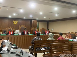 Saksi Ungkap Broker Coba Suap Uang di Plastik Hitam demi Stok Emas Antam