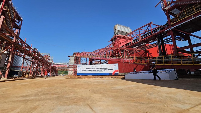 Presiden Joko Widodo (Jokowi) telah meresmikan injeksi bauksit perdana untuk proyek Smelter Grade Alumina Refinery (SGAR) Fase 1 PT Borneo Alumina Indonesia (BAI) yang berlokasi di Kabupaten Mempawah, Kalimantan Barat pada Selasa (24/09/2024). Presiden Joko Widodo (Jokowi) telah meresmikan injeksi bauksit perdana untuk proyek Smelter Grade Alumina Refinery (SGAR) Fase 1 PT Borneo Alumina Indonesia (BAI) yang berlokasi di Kabupaten Mempawah, Kalimantan Barat pada Selasa (24/09/2024). (Tangkapan Layar Youtube Sekretariat Presiden)